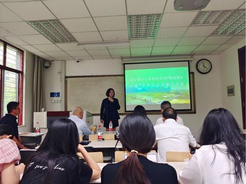 新媒體學(xué)院舉辦“創(chuàng)新點(diǎn)燃青春，創(chuàng)業(yè)領(lǐng)航卓越”主題培訓(xùn)活動(dòng)